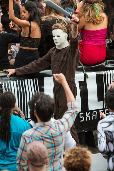 Unheimlich michael myers filmfigur spaziert in atlanta halloween parade — Stockfoto