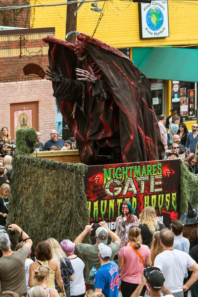 Monstruo aterrador se levanta en desfile flotan en desfile de Halloween Imagen de stock