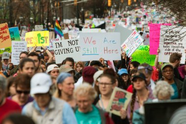 Protestocular binlerce sokak Atlanta sosyal adalet Mart ayında paketi.