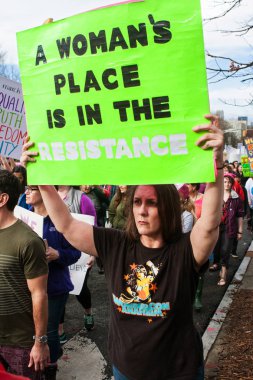 Trump protesto Mart ayında yürüyüş tabela kadın tutar