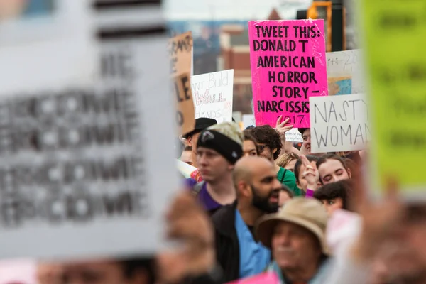 Firma sobre que Trump tuitea se destaca en la protesta de Atlanta marzo —  Fotos de Stock