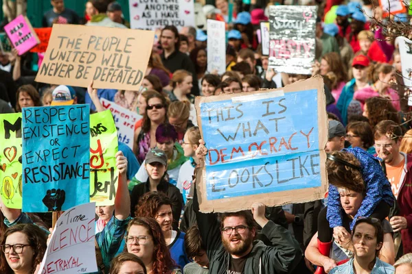 群抗议者在亚特兰大 3 月举起迹象 — 图库照片