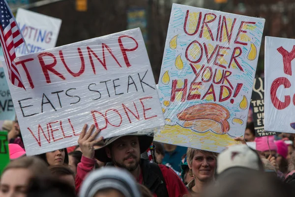 Протестующие держат плакаты против Трампа на марше протеста в Атланте — стоковое фото