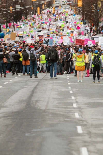 Tusentals demonstranter radas upp för Atlanta Social Justice marsch — Stockfoto