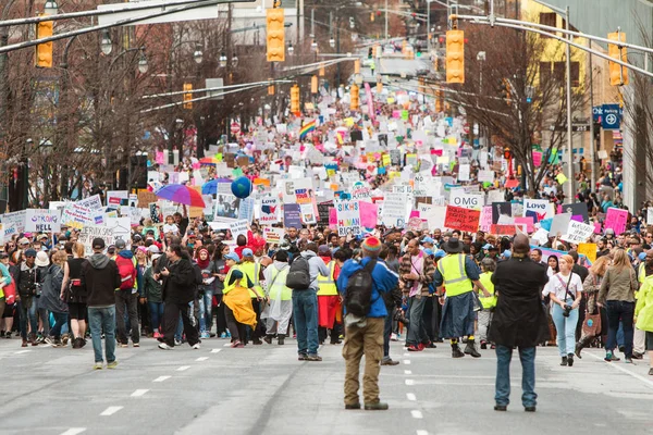 Több ezer sorban sétával a Atlanta társadalmi igazságosság márciusban — Stock Fotó