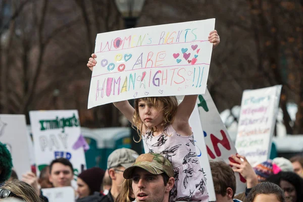 Barnet håller upp Protest tecken på Atlanta Social Justice marsch — Stockfoto