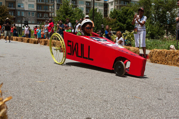 Kid Steers Homemade Car в мыльном дерби Атланты
