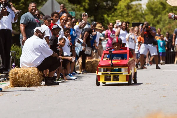 Kid Steers Car Downhill In Atlanta Soap Box Derby Event — Stock Photo, Image