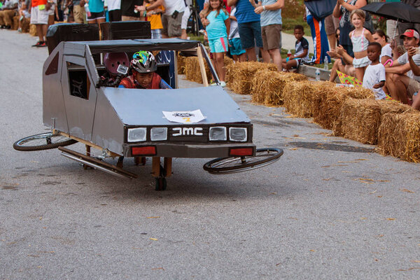 Ребенок водил Delorean Mockup в Атланта мыльный ящик Дерби событие
