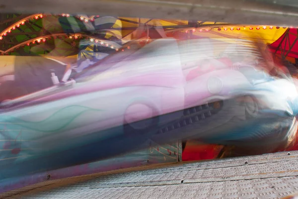 高速カーニバル ライドに乗っている人のモーション ブラー — ストック写真