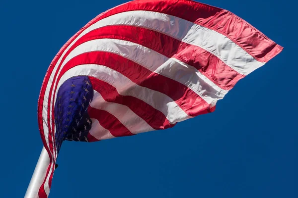 Bandera americana rizos en interesante patrón en asta de la bandera — Foto de Stock