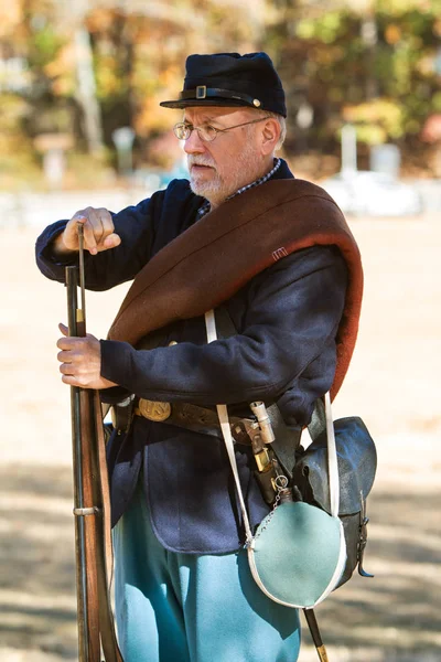 Reenactor de la Guerra Civil del Ejército de la Unión demuestra carga de mosquete — Foto de Stock