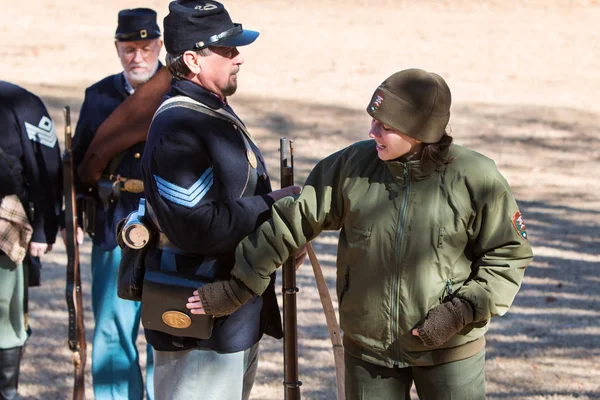 El guardabosques femenino explica el uniforme de soldado sindical en la demostración de fuego — Foto de Stock