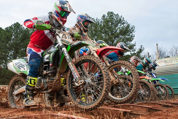 Motocross Riders výpad vpřed na Start závodu — Stock fotografie