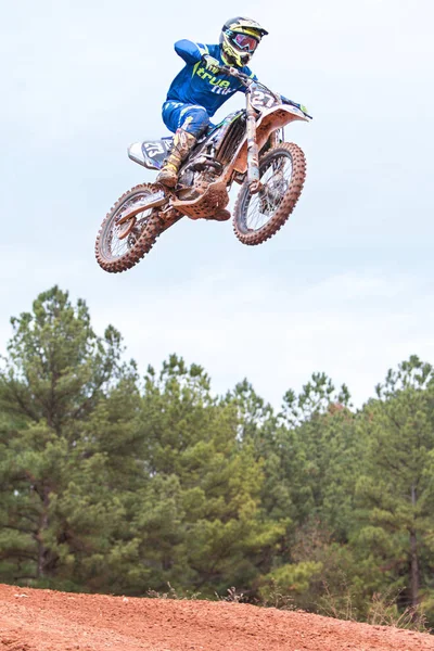 Jezdec dostane vzduchem nad skok v motokrosovém závodě — Stock fotografie