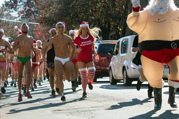 Aşağı sokak eklektik Atlanta yarışta Speedo giyiyor koşucu koşu — Stok fotoğraf