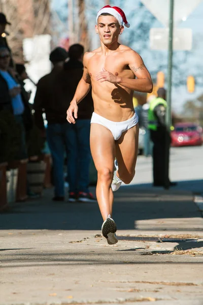 Mužské běžec na sobě plavky Speedo běží v případě bizarní Atlanta — Stock fotografie