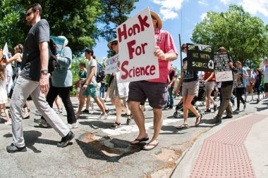 Adam bilim için Atlanta Martta yürüyüş işareti taşır