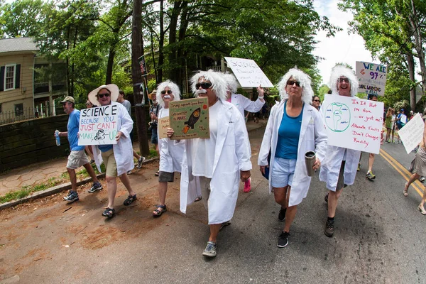 在爱因斯坦服饰打扮的妇女走在向科学进军 — 图库照片