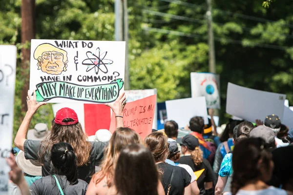 Hombre sostiene signo divertido en Atlanta marcha por la ciencia —  Fotos de Stock