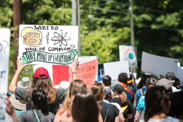 Mann hält lustiges Schild bei Marsch für die Wissenschaft hoch — Stockfoto