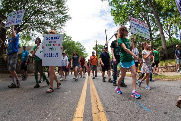 La gente lleva pancartas en Atlanta Marcha por la Ciencia — Foto de Stock
