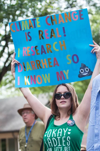 Γυναίκα που κρατά ψηλά αστεία πινακίδα στην Ατλάντα Μαρτίου για την επιστήμη — Φωτογραφία Αρχείου