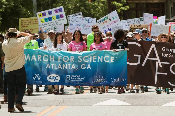 Atlanta marzo per la scienza inizia come la gente Que dietro banner — Foto Stock