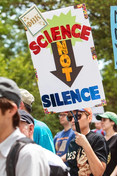 Frau trägt Schild beim Erdtag-Marsch für die Wissenschaft — Stockfoto