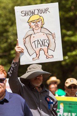 Atlanta Trump vergi protesto komik tabela adam tutar 