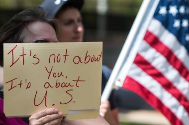 Kadın işaret Atlanta Trump vergi protesto mitingi tutar. 