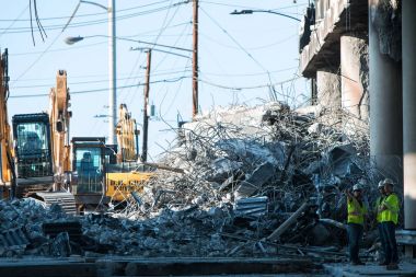 Büyük beton enkaz yığını Atlanta köprü Daralt oturur