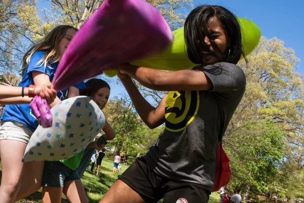 Nő és a lányok részt Atlanta nemzetközi párna harcok hullám — Stock Fotó