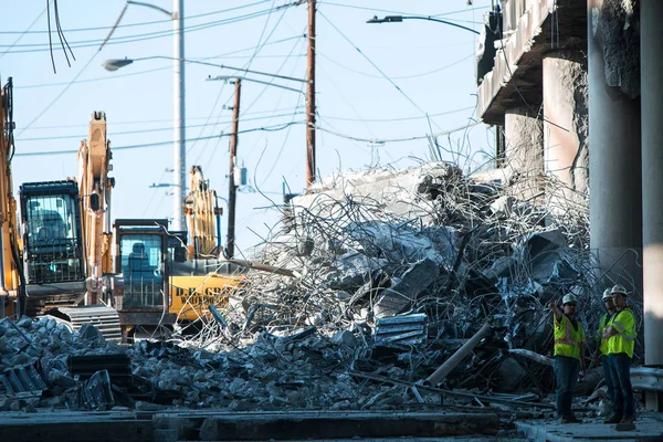 Une énorme pile de débris de béton se trouve de l'effondrement du pont d'Atlanta — Photo