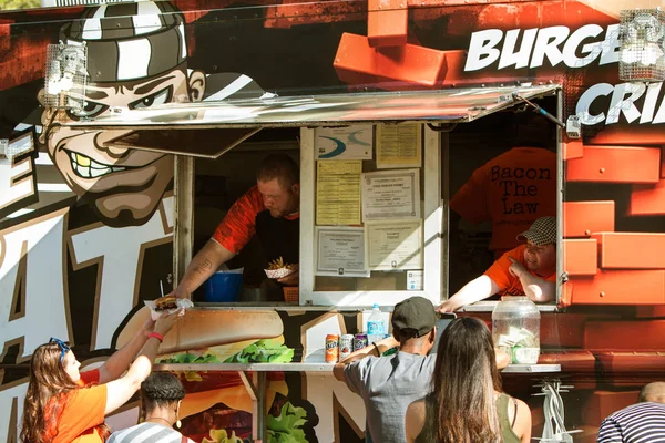 People Get Served At Atlanta Food Truck Festival — Stock Photo, Image