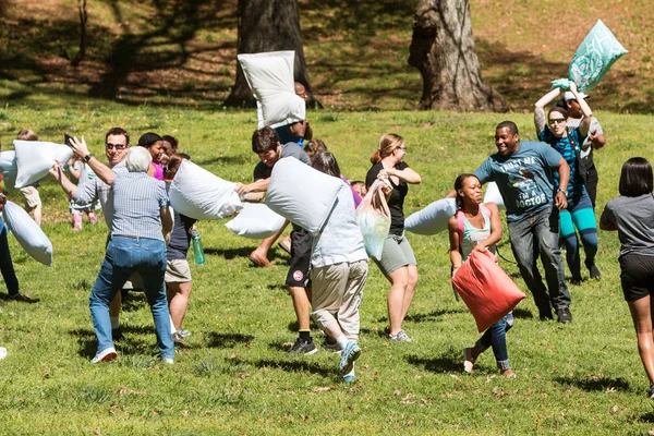 Mensen raken elkaar met kussens op kussen strijd dag — Stockfoto