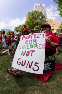 Kadın kıdemli vatandaş tutar Anti silah işareti Atlanta'da ralli
