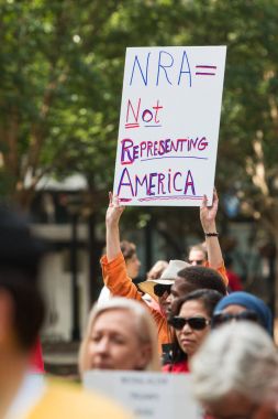 Kadın tutar Anti Nra işareti Atlanta politik mitingde