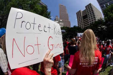 Silah işareti Atlanta politik mitingde Anti kadın havaya