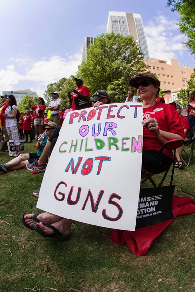 Θηλυκό ανώτερος πολίτης αντι κατέχει όπλο σημάδι στο Atlanta Ράλλυ — Φωτογραφία Αρχείου