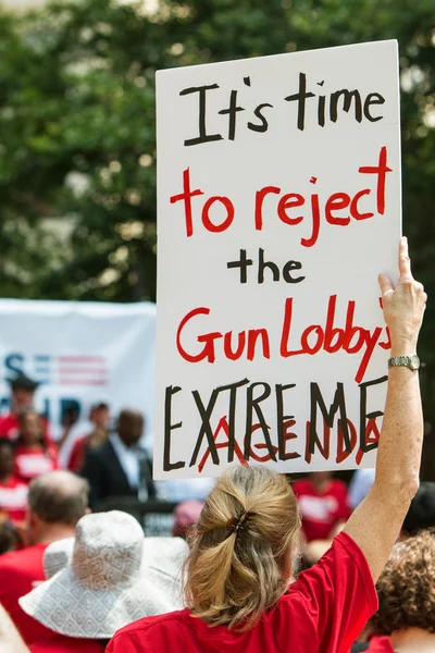 Mujer sostiene el cartel del lobby anti-armas en mitin político — Foto de Stock