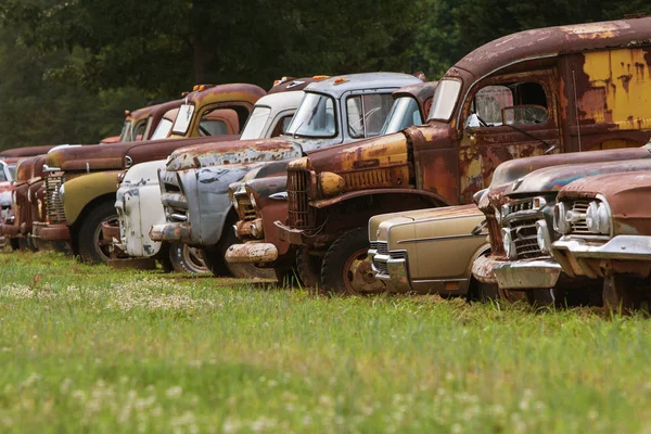 ジョージア廃品フィールド、捨てられた車が並んでいます。 — ストック写真