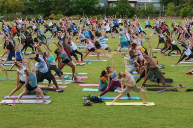 Onlarca kişi streç ücretsiz açık Atlanta Yoga sınıfı