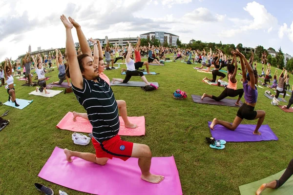 As pessoas fazem Yoga Pose em Atlanta Aula de Yoga de Grupo — Fotografia de Stock