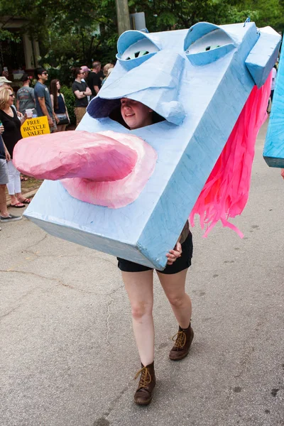 女性は、アトランタのパレードで巨大な舌で巨大なマスクを着用します。 — ストック写真