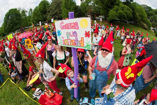 Oblečený jako trpaslíky početný dav shromažďuje v Atlantě Park — Stock fotografie