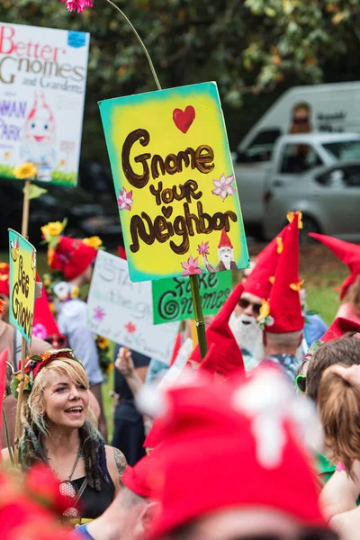 Ludzie Ubrani jak gnomy posiadają znaki Festival zebraniu Atlanta — Zdjęcie stockowe