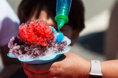 Closeup mavi şurubu Buzlaş Ice üzerine dökülen kadın