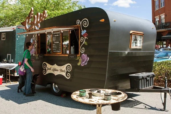 Man Orders drank van koffie thema Food Truck — Stockfoto