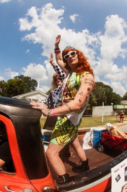 Geçit töreni kalabalık Atlanta Festivali için sürükle dalga erkeklerde